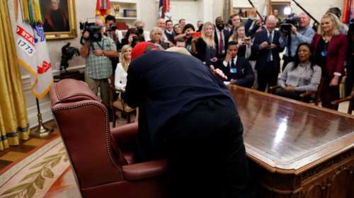 Ντόναλντ Τραμπ και Κάνιε Γουέστ αγκαλιά στο Λευκό Οίκο