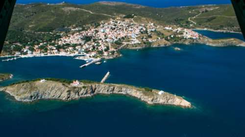 Τουρκικό εκπαιδευτικό πάνω από τη νήσο Παναγιά στις Οινούσσες