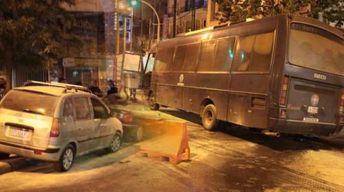 Επίθεση με μολότοφ στο Α.Τ. Ομόνοιας - Τέσσερις τραυματίες (φωτό)