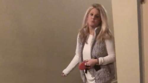 Αμερικανίδα εμπόδιζε άντρα να μπει στο σπίτι του λόγω χρώματος! (βίντεο)
