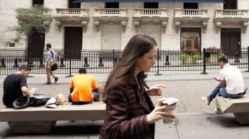 ΟΟΣΑ: Σε εργασιακή «ένδεια» γυναίκες, νέοι και οι άνω των 55 ετών