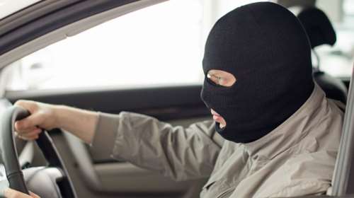 Δύο της μιλούσαν και άλλοι τρεις της έκλεβαν το αυτοκίνητο