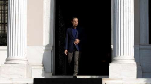 Ανάλυση: Το μετέωρο βήμα του Τσίπρα μετά την παραίτηση Κοτζιά
