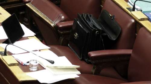 Φανερές αντιπολιτευτικές βολές για τα "μυστικά κονδύλια"