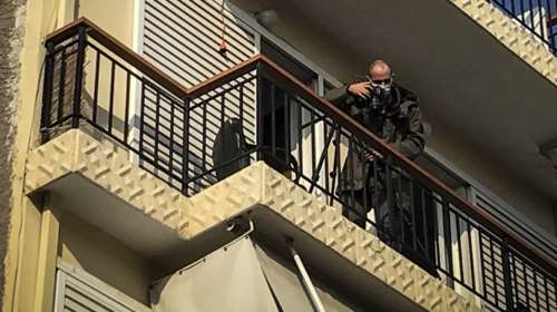 Νίκαια: Τι υποστηρίζει ο αστυνομικός για την ομηρία του