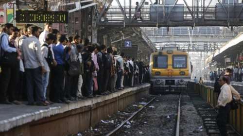 Ινδία: Τρένο έπεσε πάνω σε πλήθος,τουλάχιστον 50 νεκροί-βίντεο