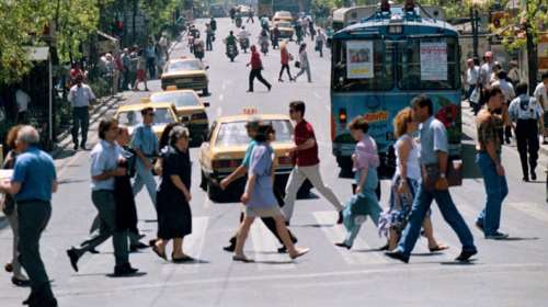 Μαζικές διαγραφές χρεών για να αδειάσει η «κόκκινη κάβα» των τραπεζών