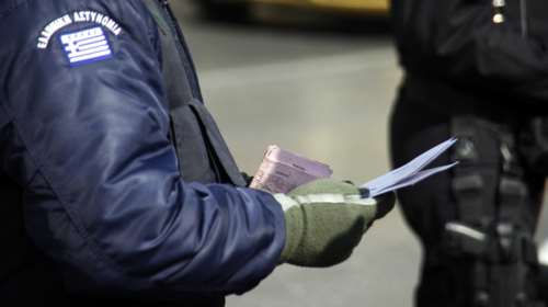 Σε διαθεσιμότητα αστυνομικός που συμμετείχε σε κύκλωμα πλαστών εγγράφων