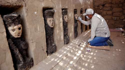 Σπάνια ξύλινα αγάλματα ηλικίας 800 ετών βρέθηκαν σε ανασκαφή στο Περού