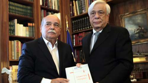 Παραδόθηκαν στον Παυλόπουλο 4 τόμοι του «φακέλου της Κύπρου»