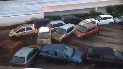 Κως: Χείμαρρος παρέσυρε στο πέρασμα του 15 αυτοκίνητα (φωτό &amp; βίντεο)