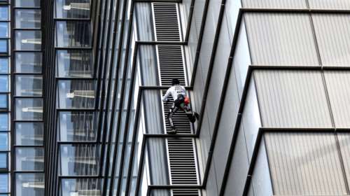 Ο Γάλλος Σπάιντερμαν σκαρφάλωσε, χωρίς εξοπλισμό, σε ουρανοξύστη 230 μέτρων