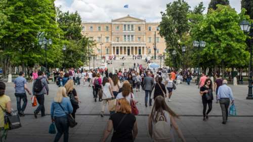 Ελληνικό παράδοξο: Η οικονομία βελτιώνεται, οι μισθοί πέφτουν
