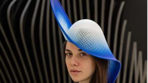 Ένα γυναικείο καπέλο που καθιερώθηκε από ένα πάρτι