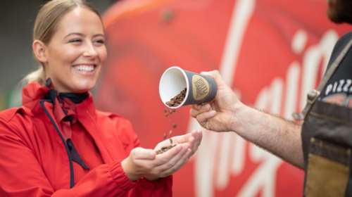 Θέλετε να βοηθήσετε τους άστεγους: Πάρτε το τρένο και πιείτε έναν καφέ