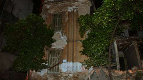 Μερική κατάρρευση κτιρίου στον Πειραιά - Έρευνα για τυχόν εγκλωβισμένους