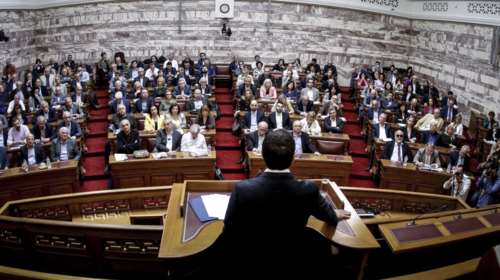 Επιχείρηση αλλαγής ατζέντας από τον Τσίπρα με Σύνταγμα και Παπαντωνίου