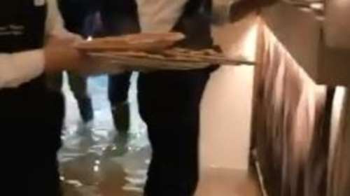 Πελάτες στα πλημμυρισμένα εστιατόρια της Βενετίας