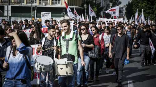 Πορεία φοιτητών στο Σύνταγμα με τύμπανα και καπνογόνα