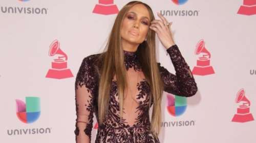 Μοναδική φωτογράφηση: Η Jlo αποκαλύπτει τις διάσημες καμπύλες της