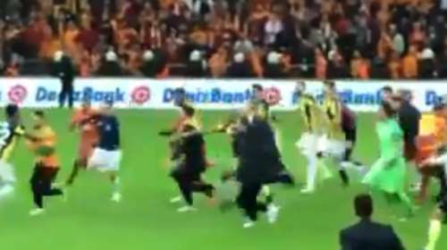 Σε ρινγκ μετέτρεψαν το γήπεδο οι παίκτες των Γαλατά &amp; Φενέρ