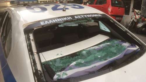 Εσπασαν περιπολικό στο κέντρο της Αθήνας μέρα μεσημέρι - Εικόνες