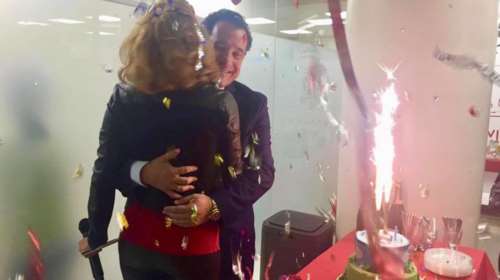 Η δίχρωμη τούρτα του Άδωνι και η αγκαλιά με την Μανωλίδου