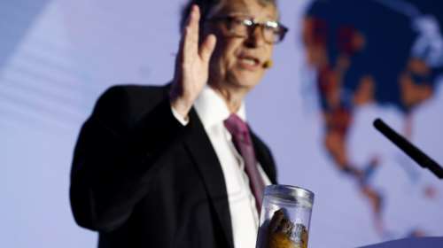 Γιατί ο Μπιλ Γκέιτς εμφανίστηκε κρατώντας ένα δοχείο με περιττώματα