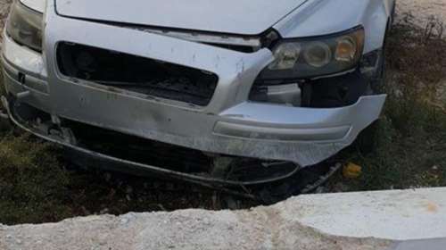 Ανήλικοι πήραν κρυφά αυτοκίνητο και έπεσαν σε δημοτικό σχολείο