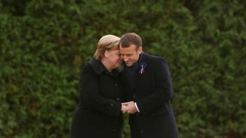 Η αγκαλιά Μέρκελ - Μακρόν που θα μείνει στην ιστορία