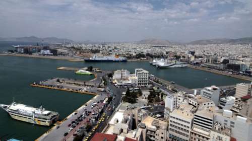 Γκαζάκια με βενζίνη έξω από την πύλη Ε1 στο λιμάνι του Πειραιά