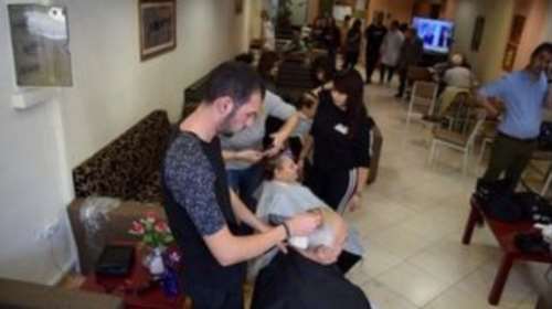 Νέοι κομμωτές και κομμώτριες στην υπηρεσία των ηλικιωμένων