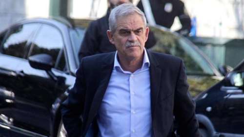 Τρικάκια με συνθήματα για Β. Ηπειρο και Κατσίφα στο σπίτι του Τόσκα