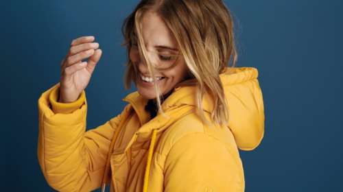 Αυτό το  κατακίτρινο μπουφάν είναι η επιτομή της γυναικείας μόδας