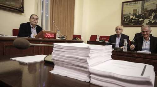 Βουλή: Συνεχίζεται η αντιπαράθεση για τις αρθροσκοπήσεις