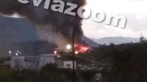 Μεγάλη φωτιά σε αποθήκη στη Χαλκίδα