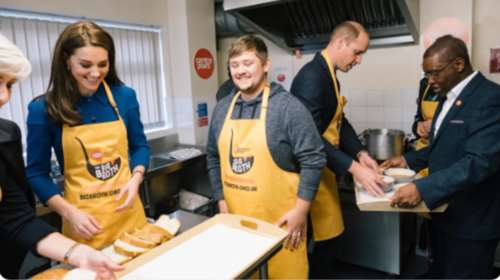 H Δούκισσα Κέιτ μαγειρεύει με τους άστεγους, όπως η Νταϊάνα