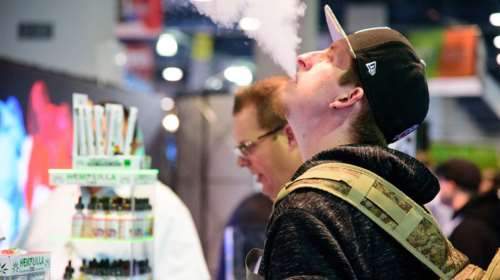 Περιορίζουν το ηλεκτρονικό τσιγάρο οι ΗΠΑ για να προφυλάξουν τους νέους