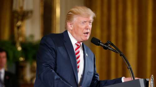 Ο Ντόναλντ Τραμπ τιμά μετά θάνατον τον &#39;Ελβις Πρίσλεϊ