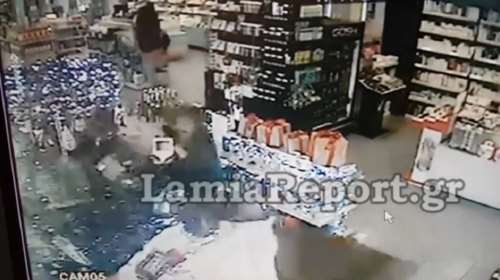 Αυτοκίνητο «μπούκαρε» σε φαρμακείο στη Λαμία (φωτό &amp; βίντεο)