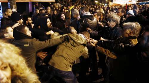 Η στιγμή της επίθεσης σε μπλοκ του ΣΥΡΙΖΑ (φωτό)