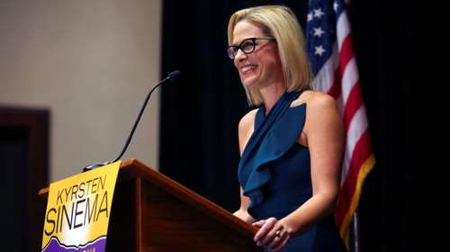 Κίρστεν Σίνεμα: Η μετριοπαθής γερουσιαστής που μισεί τον Τραμπ