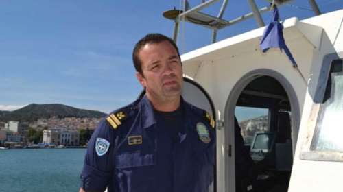 Το ξίφος του ήρωα του λιμενικού Κ. Παπαδόπουλου παραδόθηκε στη σύζυγό του
