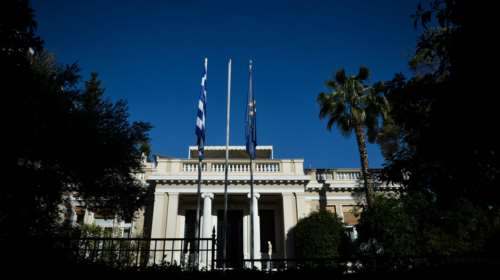 Politico: «Δώρο» στην κυβέρνηση η έκθεση της Κομισιόν