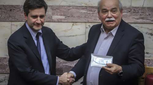 Προϋπολογισμός 2019: Ανάπτυξη 2,5%, πλεόνασμα 3,6%, παροχές 910 εκ.