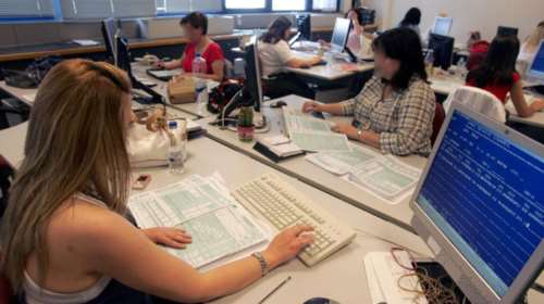 Αυξήσεις 17% στους μετακλητούς υπαλλήλους του Δημοσίου