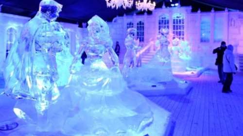 Τεράστια γλυπτά από πάγο παίρνουν ζωή με τη βοήθεια του φωτός