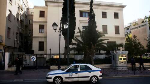 Πρώην Εύελπις ο Σέρβος που εισέβαλε με μαχαίρια στην πρεσβεία της Σερβίας