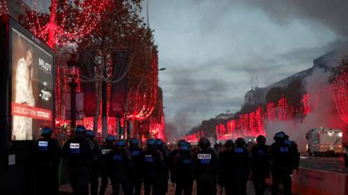 «Φλέγεται» το Παρίσι: Συγκρούσεις στις κινητοποιήσεις των κίτρινων γιλέκων