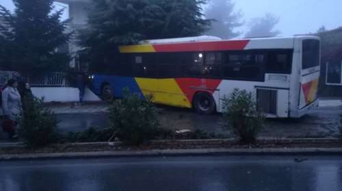 Λεωφορείο του ΟΑΣΘ «καρφώθηκε» σε περίφραξη σπιτιού [ΕΙΚΟΝΕΣ]